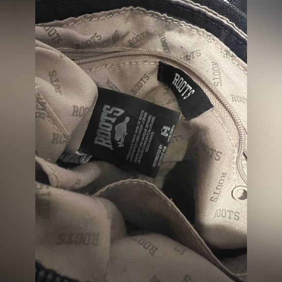 Roots Crossbody Black Nylon with lots of compartments - Picture 3 of 8